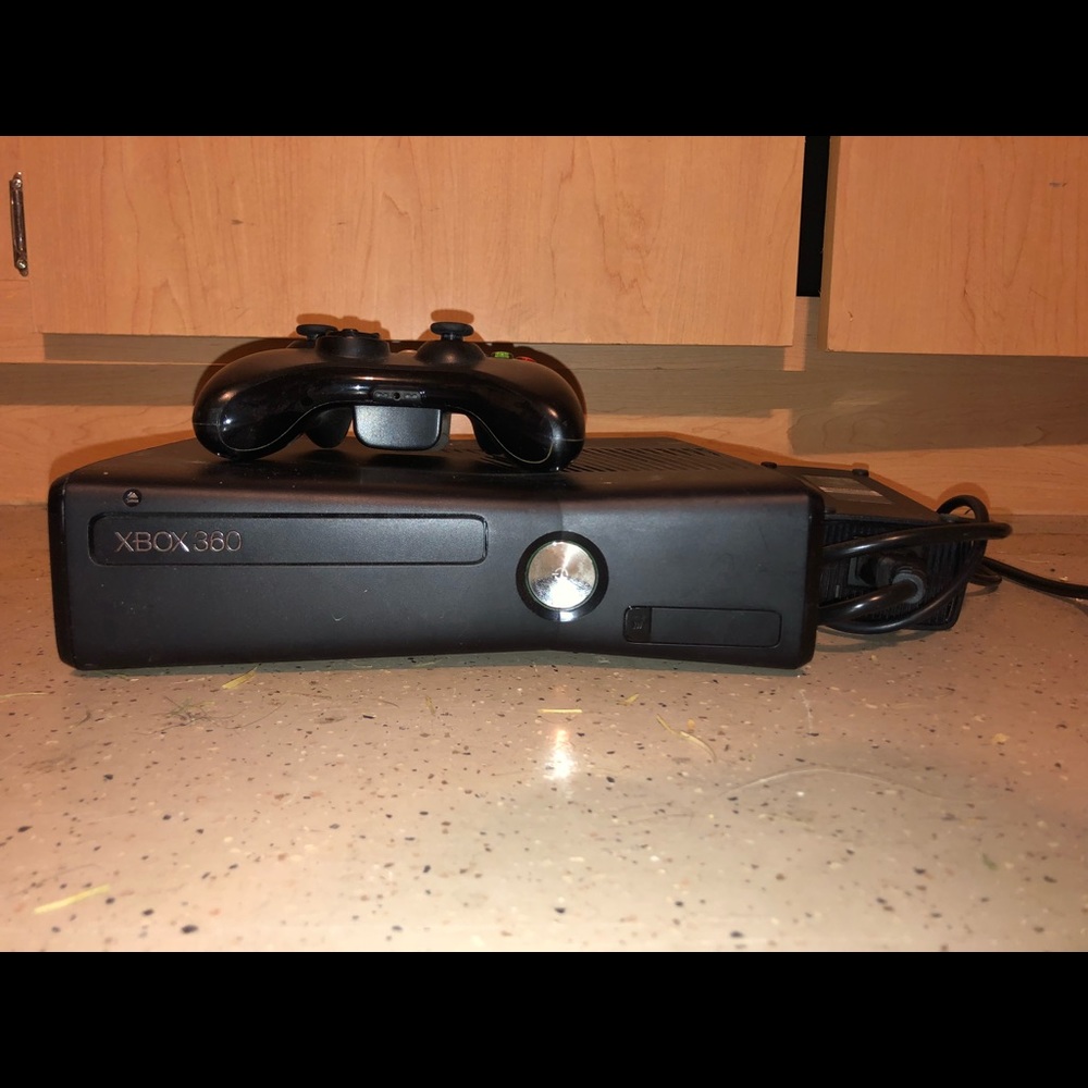 Xbox 360 - Picture 2 of 5